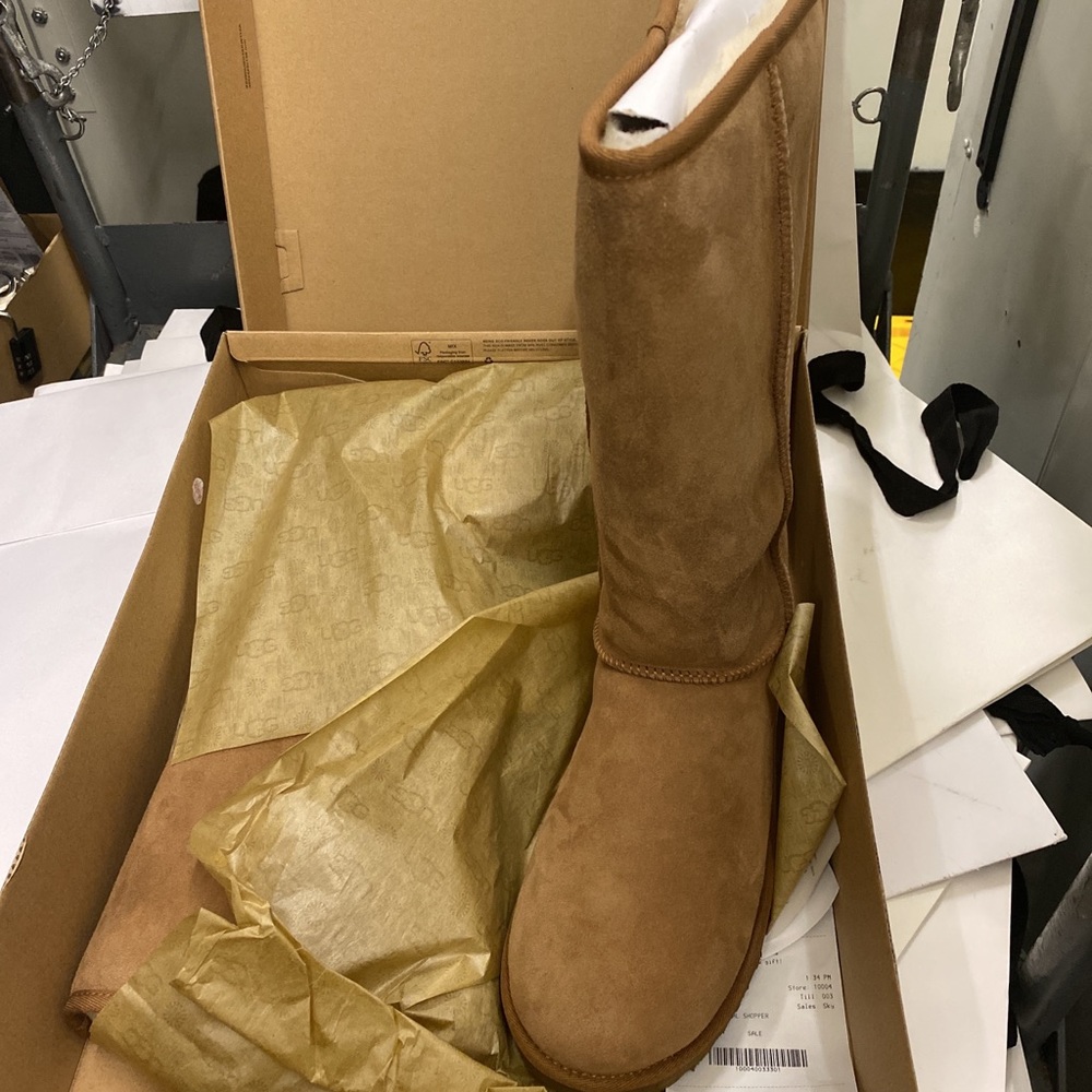 NEW IN BOX!! UGG CLASSIC TALL II BOOT
